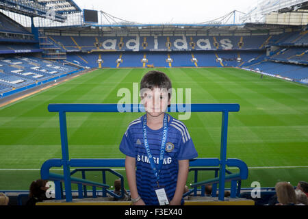 8 ans sur le tour organisé de Chelsea Football Club, London, UK Banque D'Images