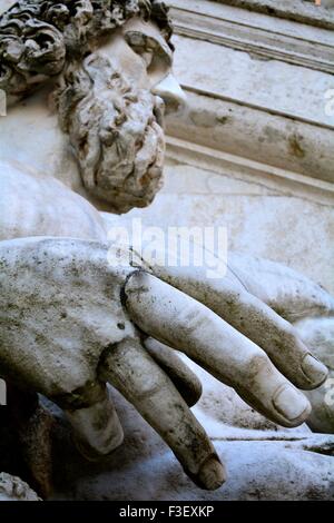 Statue fontaine sur la Piazza del Campidoglio, Rome Italie Banque D'Images