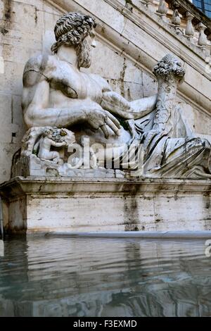 Statue du Tibre, dans la fontaine de la Piazza del Campidoglio, Rome Banque D'Images