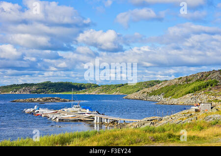 Jetty et bateaux sur la côte occidentale de la Suède. Banque D'Images