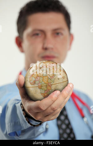 Doctor holding le monde dans ses mains. Concept pour la santé mondiale, les maladies, les catastrophes, les événements, en faisant attention lorsque vous voyagez et Banque D'Images