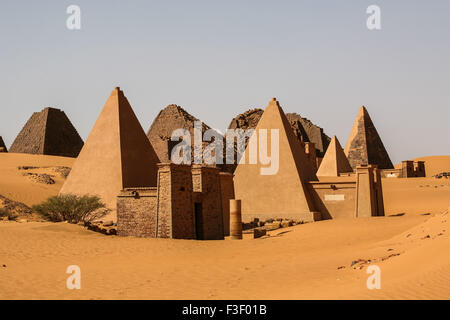 Pyramides de Méroé dans le désert du Sahara, Soudan Banque D'Images