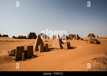 Pyramides de Méroé dans le désert du Sahara, Soudan Banque D'Images