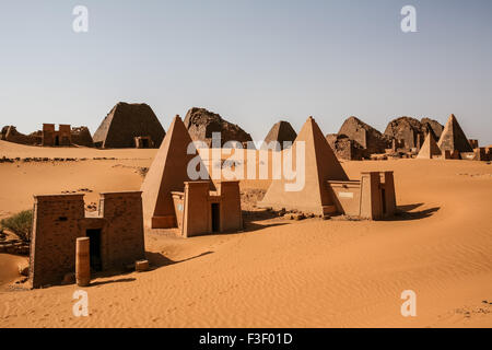 Pyramides de Méroé dans le désert du Sahara, Soudan Banque D'Images