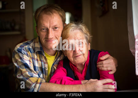 Portrait d'une grand-mère et son petit-fils adultes. Banque D'Images