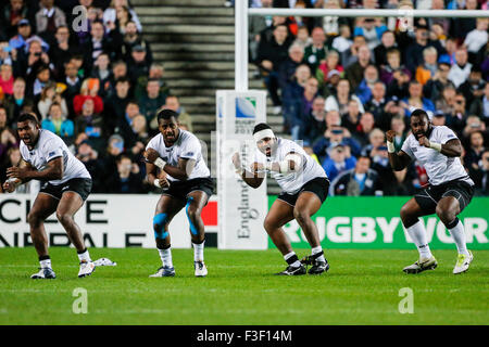 Stadium MK, Milton Keynes, UK. 06 Oct, 2015. Coupe du Monde de Rugby. Les Fidji contre l'Uruguay. Fidji effectuer la cibi. Credit : Action Plus Sport/Alamy Live News Banque D'Images