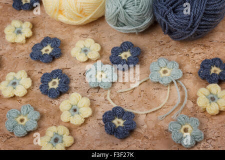 Colorés à la main de fleurs au crochet avec pelote sur table de marbre. Selective focus Banque D'Images
