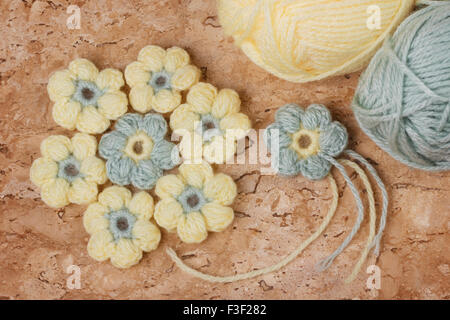 Colorés à la main de fleurs au crochet avec pelote sur table de marbre. Selective focus Banque D'Images