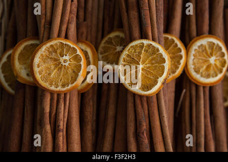 Des paquets de bâtons de cannelle attaché avec des oranges séchées Banque D'Images