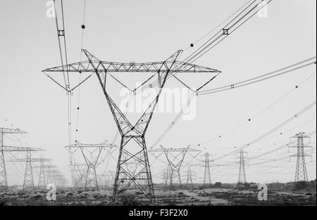 Pylônes à haute tension qui traverse le désert à Dubaï ÉMIRATS ARABES UNIS sur Septembre 2014 Banque D'Images