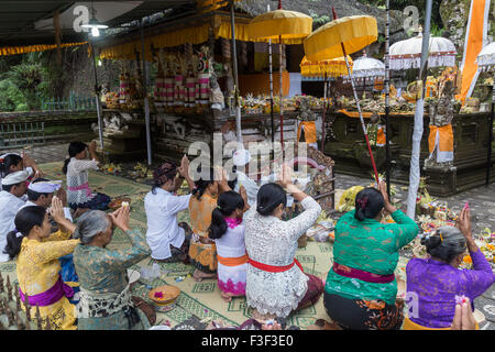 Ubud, Bali, Indonésie - Juillet 01, 2015 : une cérémonie dans le cadre d'un temple festival au temple balinais Pura Gunung Kawi Sebatu. Banque D'Images