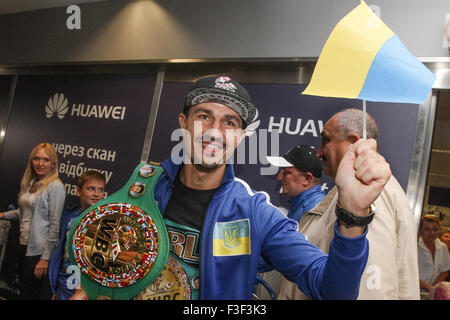 Kiev, Ukraine. 06 Oct, 2015. Les Ukrainiens accueille le boxeur professionnel super-légers et en ce moment le super-légers WBC Postol Victor Champion à l'Aéroport International de Boryspil à Kiev qu'il montre sa nouvelle courroie. Viktor Postol éliminé dans l'Argentine Matthysse 10e ronde pour le super-légers WBC vacant au Centre de la courroie StubHub à Carson, CA, le 3 octobre 2015 et ont fait irruption dans le monde haut de page vingt boxeurs. © Sergii Kharchenko/Pacific Press/Alamy Live News Banque D'Images