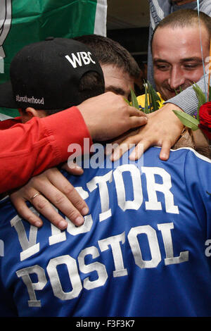 Kiev, Ukraine. 06 Oct, 2015. Les Ukrainiens accueille le boxeur professionnel super-légers et en ce moment le super-légers WBC Postol Victor Champion à l'Aéroport International de Boryspil à Kiev. Viktor Postol éliminé dans l'Argentine Matthysse 10e ronde pour le super-légers WBC vacant au Centre de la courroie StubHub à Carson, CA, le 3 octobre 2015 et ont fait irruption dans le monde haut de page vingt boxeurs. © Sergii Kharchenko/Pacific Press/Alamy Live News Banque D'Images