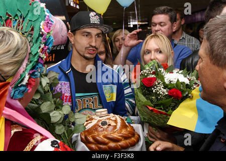 Kiev, Ukraine. 06 Oct, 2015. Victor Postol interviewé par les médias. Les Ukrainiens accueille le boxeur professionnel super-légers et en ce moment le super-légers WBC Postol Victor Champion à l'Aéroport International de Boryspil à Kiev. Viktor Postol éliminé dans l'Argentine Matthysse 10e ronde pour le super-légers WBC vacant au Centre de la courroie StubHub à Carson, CA, le 3 octobre 2015 et ont fait irruption dans le monde haut de page vingt boxeurs. © Sergii Kharchenko/Pacific Press/Alamy Live News Banque D'Images