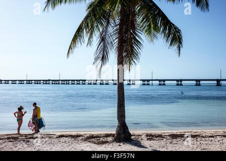 Florida Keys, Big Pine Key, Bahia Honda State Park, Golfe du Mexique, route 1 d'outre-mer Highway, homme hommes, femme femmes, couple, baigneurs de soleil Banque D'Images