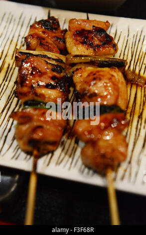 Negima est un genre populaire de brochettes de poulet Yakitori - grillé servi en Izakayas japonaises traditionnelles. Banque D'Images