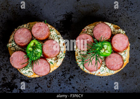 Apéritif tapas avec de la sauce et de la saucisse, du piment et de l'aneth Banque D'Images