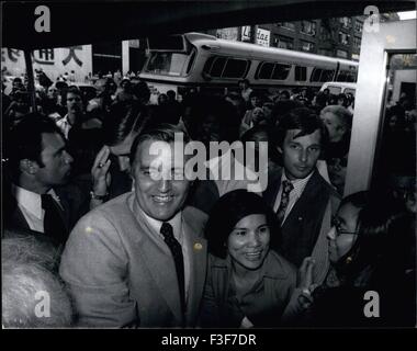 1976 - Le sénateur Walter Mondale l'électoralisme avec Abe poutre dans NY China Town. © Keystone Photos USA/ZUMAPRESS.com/Alamy Live News Banque D'Images