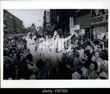 1976 - Le sénateur Walter Mondale l'électoralisme avec Abe poutre dans NY China Town. © Keystone Photos USA/ZUMAPRESS.com/Alamy Live News Banque D'Images