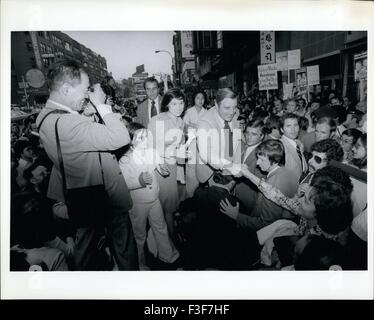 1976 - Le sénateur Walter Mondale l'électoralisme avec Abe poutre dans NY China Town. © Keystone Photos USA/ZUMAPRESS.com/Alamy Live News Banque D'Images