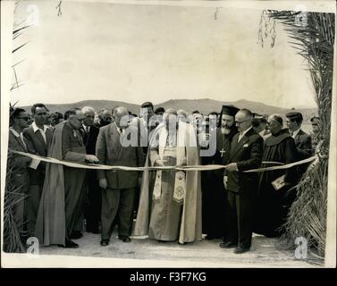 09 janvier, 1962 - Le Patriarche Latin de Palestine ouvre une nouvelle voie de lieux saints : Sa Béatitude, le Patriarche Latin Mons. Alberto Gori a récemment réalisé la cérémonie de l'ouverture de la nouvelle route qui va faciliter les visites à la ''Monter des Béatitudes'' (site de la traditionnelle ''sermon sur la montagne'') en Galilée - ainsi qu'au célèbre site de la synagogue de Capetnaum. Mons. Gori a voyagé de son siège dans la vieille ville de Jérusalem pour assister à la cérémonie. Photo, couper le ruban et l'ouverture de la nouvelle route - par le Patriarche latin et le ministre de l'industrie d'Israël. L'Ambas Italien Banque D'Images