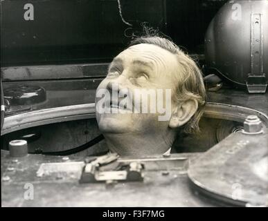 09 janvier, 1958 - Les choses de l'Ex-Pm sous le bas. : l'ancien Premier Ministre d'Australie, M. John Gorton - et d'aujourd'hui le ministre de la Défense - a visité l'établissement d'ingénierie des véhicules militaires à Chertsey Lane, Chobham. M. Gorton était à la base pour un peu plus d'une heure au cours de laquelle il a été montré une démonstration de passé et blindé de véhicules à roues. Après la manifestation, M. Gorton a grimpé dans la dernière armée de véhicule blindé à haute vitesse, le Scorpion et roulé autour. Il a également inspecté le Chieftain tank, et a été photographié dans une piste de combat Fox reconnais Banque D'Images