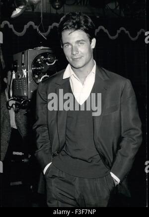 Plat apporte retour à Paris B.B. mari Jacques Charrier à la banane qui est avec Brigitte Bardot à Nice est revenu à Paris pour seulement 24 heures pour apparaître sur un programme TV avec lui comme un chanteur. 26 Juin, 1959. OPS : Jacques Charrier photographié dans le studio de la télévision Paris ce matin. 26/59 juin © Keystone Photos USA/ZUMAPRESS.com/Alamy Live News Banque D'Images