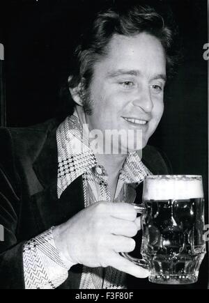 24 février 1975 - Kirk Douglas'' fils Michael Films pour la première fois en Allemagne Michael Douglas, fils de l'acteur américain Kirk Douglas, qui est devenu très populaire dans le monde entier par son rôle d'enquêteur criminel ''Steve Keller'' dans la série TV ''Les rues de San Francisco'' se réjouit de son nouveau rôle au cinéma : avec Richard Widmark et Burt Lancaster, il jouera dans le film ''SILO III'' qui sera faite à la fin de février à Munich. Michael Douglas, qui aime boire de la bière ( notre photo ), doit se battre pour la reconnaissance en tant qu'acteur, puisqu'il est le fils de tels Banque D'Images