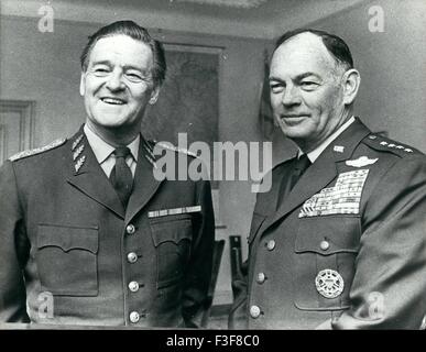 Le commandant des Forces armées des Etats-Unis en Suède. Feb 24, 1958. Photo montre le Commandant suprême suédois, Stig Synnergren (à gauche) avec le général George Brown, le C-in-C des Forces armées américaines, en photo ensemble au cours de la visite du général américain à la Suède. © Keystone Photos USA/ZUMAPRESS.com/Alamy Live News Banque D'Images