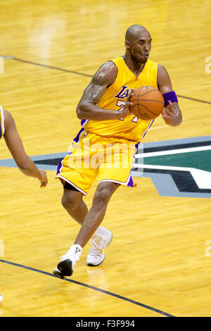 4 octobre 2015 - Los Angeles Lakers Kobe Bryant # 24 garde passe le ballon au cours de l'action d'avant-saison entre les Lakers de Los Angeles et les Utah Jazz au shérif d'Honolulu, HI. - Glenn Yoza/Cal Sport Media Banque D'Images