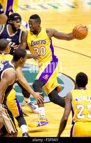 6 octobre 2015 - Los Angeles Lakers en avant Julius Randle # 30 disques durs pour le panier au cours d'action d'avant-saison entre les Lakers de Los Angeles et les Utah Jazz au shérif d'Honolulu, HI. - Glenn Yoza/Cal Sport Media Banque D'Images