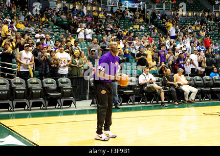 6 octobre 2015 - Los Angeles Lakers Kobe Bryant # 24 Garde côtière se réchauffe avant le match pré-saison entre les Lakers de Los Angeles et les Utah Jazz au shérif d'Honolulu, HI. - Glenn Yoza/Cal Sport Media Banque D'Images