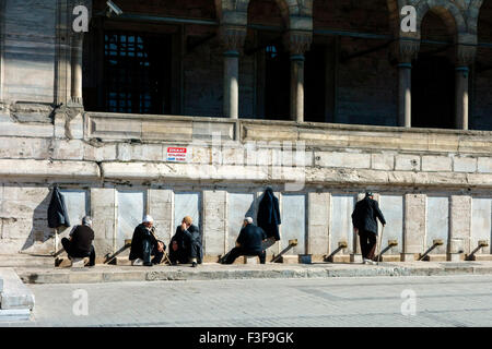 Le vieil homme se laver les pieds à la mosquée, Istanbul Banque D'Images