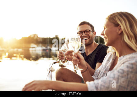 Heureux Couple Toasting verres sur une soirée d'été Banque D'Images