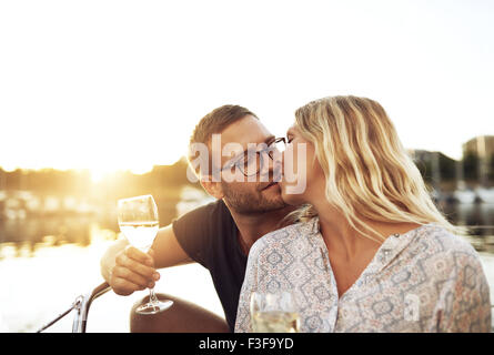 Mari et femme s'embrasser assis sur un bateau Banque D'Images