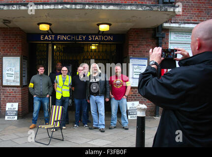 Les trains du métro de Londres au repos dans les voies latérales à Stanmore gare tandis que les fonctionnaires grévistes se tiennent à l'extérieur des grilles verrouillées à la station East Finchley. Les syndicats ont appelé à la grève pour protester contre l'introduction de services 24h/24. Doté d''état initial : Banque D'Images