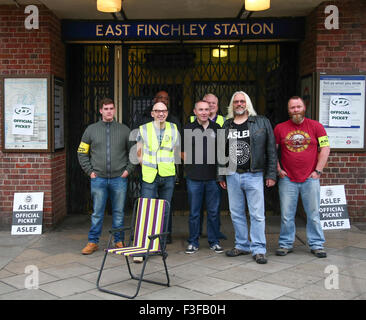 Les trains du métro de Londres au repos dans les voies latérales à Stanmore gare tandis que les fonctionnaires grévistes se tiennent à l'extérieur des grilles verrouillées à la station East Finchley. Les syndicats ont appelé à la grève pour protester contre l'introduction de services 24h/24. Doté d''état initial : Banque D'Images