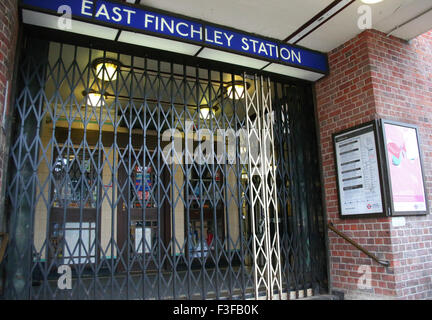 Les trains du métro de Londres au repos dans les voies latérales à Stanmore gare tandis que les fonctionnaires grévistes se tiennent à l'extérieur des grilles verrouillées à la station East Finchley. Les syndicats ont appelé à la grève pour protester contre l'introduction de services 24h/24. Doté d''état initial : Banque D'Images