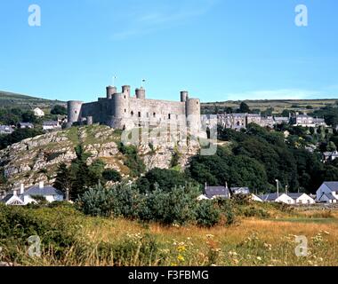 Vue sur le château médiéval et une partie de la ville, Harlech, Gwynedd, Pays de Galles, Royaume-Uni, Europe de l'Ouest. Banque D'Images