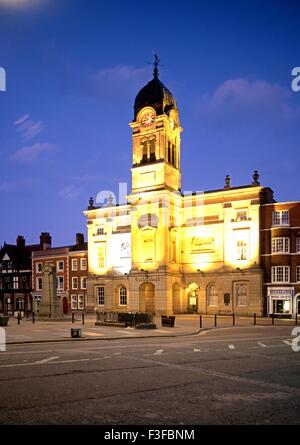 Vue de la Guildhalll dans le centre-ville au crépuscule, Derby, Derbyshire, Angleterre, Royaume-Uni, Europe de l'Ouest. Banque D'Images