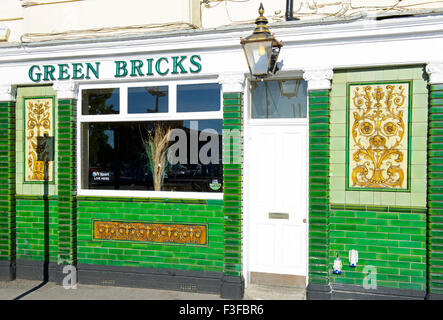 La façade de briques vert pub, sur le Humber Dock Street, Kingston Upon Hull, East Riding of Yorkshire, Angleterre, Humberside Banque D'Images