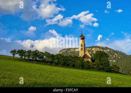 Église San Valentino au coucher du soleil, Siusi allo Sciliar, Castelrotto, Dolomites, Italie Banque D'Images