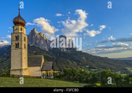 San Valentino en face de l'église au coucher du soleil, du Sciliar Siusi allo Sciliar, Castelrotto, Dolomites, Italie Banque D'Images