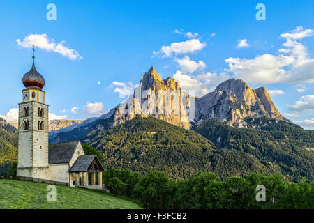 Église San Valentino en face de l'Sciliar et lune au coucher du soleil, Siusi allo Sciliar, Castelrotto, Dolomites, Italie Banque D'Images