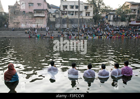 Les gens se baigner dans l'étang Banganga sur chhat pooja festival à Banganga Walkeshwar ; Bombay Mumbai Maharashtra ; Inde ; Banque D'Images