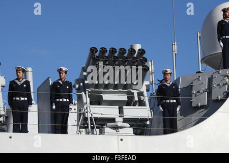 Gdynia, Pologne 7e, octobre 2015 Trois navires de guerre chinois la toute première visite en Pologne. Qingdao, Hangzhou et YIYANG navires s'arrête pendant 5 jours dans le port de la Marine de Gdynia. Les navires appartiennent au 152e Groupe de la marine chinoise. La Pologne et la Chine ont signé un accord de partenariat stratégique en 2011 et ils veulent qu'elle couvre aussi les forces armées. Credit : Michal Fludra/Alamy Live News Banque D'Images