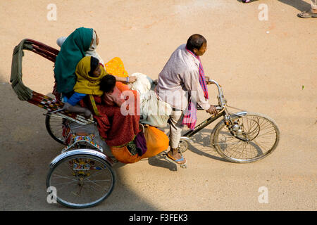 Les passagers assis dans le cycle rickshaw ; Varanasi Uttar Pradesh ; Inde ; Banque D'Images