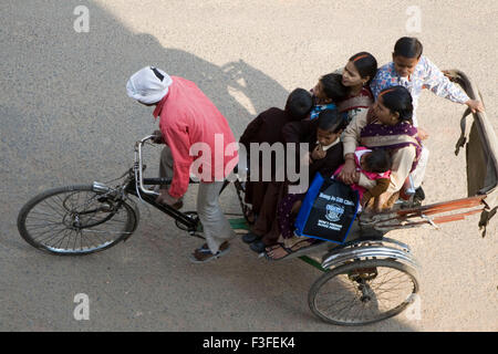 Les passagers assis dans le cycle rickshaw ; Varanasi Uttar Pradesh ; Inde ; Banque D'Images