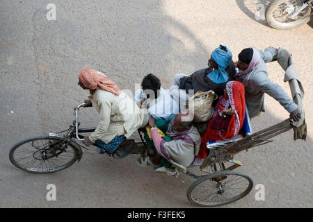 Les passagers assis dans le cycle rickshaw ; Varanasi Uttar Pradesh ; Inde ; Banque D'Images