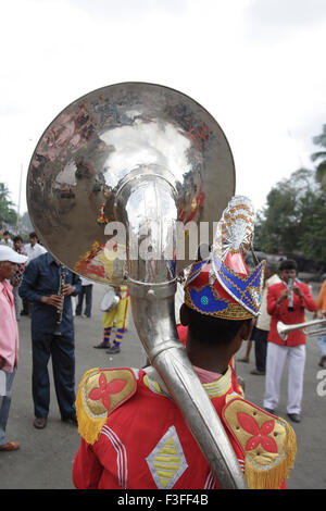 Homme soufflant jouant de l'instrument de musique tuba saxophone trompette corne Inde Asie Banque D'Images